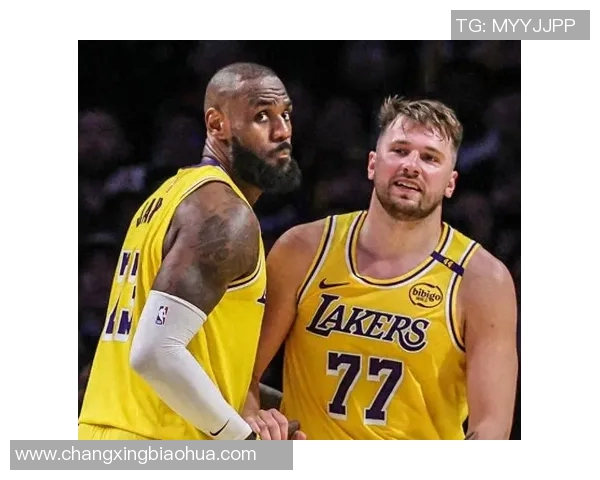 湖人队东契奇与勒布朗·詹姆斯联手完成空接扣篮，击败雄鹿队