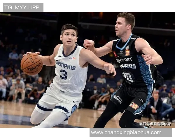 芬奇谈多苏穆:不想让他失去侵略性,防守端还有提升空间